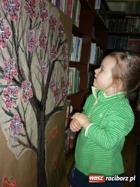 Zdjęcie w galerii na portalu naszraciborz.pl: Pani Wiosna zawitała do biblioteki na Ostrogu  wiadomości z regionu