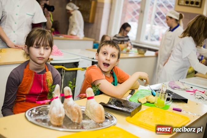 Zdjęcie w galerii na portalu naszraciborz.pl: Warsztaty kulinarne uczniów SP 18 wiadomości z regionu