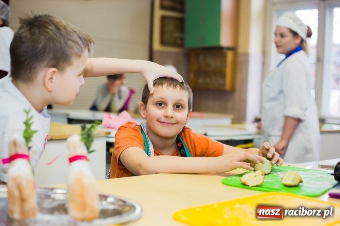 Zdjęcie w galerii na portalu naszraciborz.pl: Warsztaty kulinarne uczniów SP 18 wiadomości z regionu