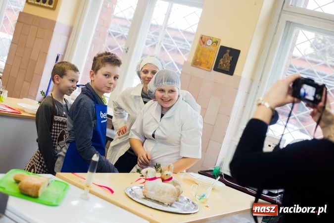 Zdjęcie w galerii na portalu naszraciborz.pl: Warsztaty kulinarne uczniów SP 18 wiadomości z regionu