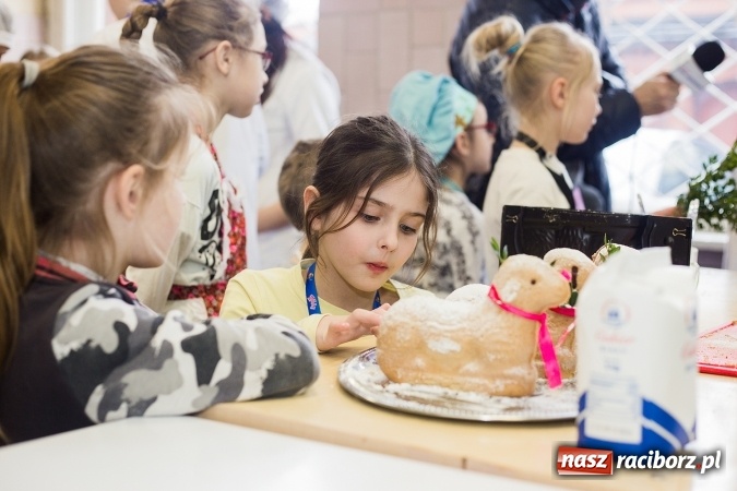 Zdjęcie w galerii na portalu naszraciborz.pl: Warsztaty kulinarne uczniów SP 18 wiadomości z regionu