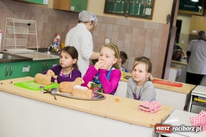 Zdjęcie w galerii na portalu naszraciborz.pl: Warsztaty kulinarne uczniów SP 18 wiadomości z regionu
