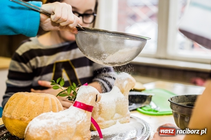 Zdjęcie w galerii na portalu naszraciborz.pl: Warsztaty kulinarne uczniów SP 18 wiadomości z regionu