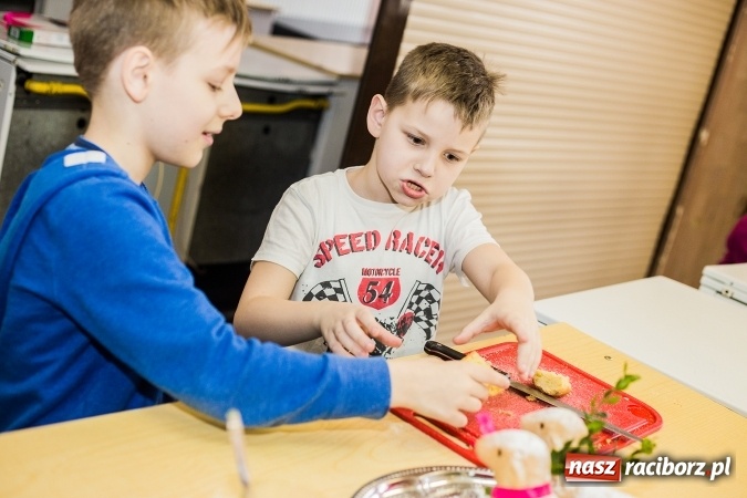 Zdjęcie w galerii na portalu naszraciborz.pl: Warsztaty kulinarne uczniów SP 18 wiadomości z regionu