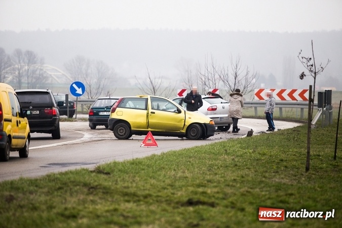 Zdjęcie w galerii na portalu naszraciborz.pl: Kolejne zderzenie pojazdów na ostrym zakręcie na Piaskowej wiadomości z regionu