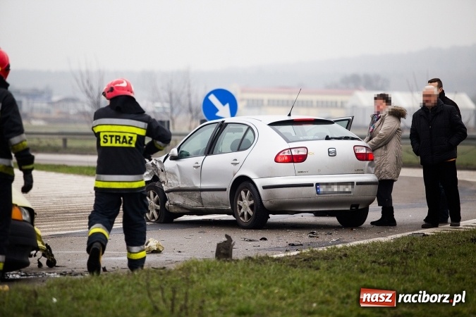 Zdjęcie w galerii na portalu naszraciborz.pl: Kolejne zderzenie pojazdów na ostrym zakręcie na Piaskowej wiadomości z regionu