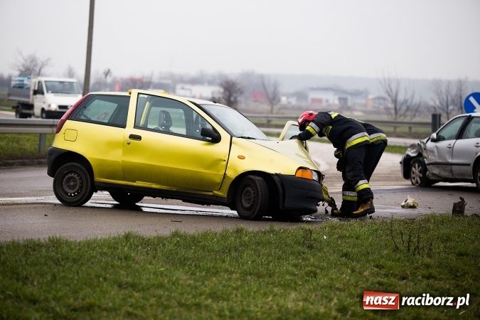 Zdjęcie w galerii na portalu naszraciborz.pl: Kolejne zderzenie pojazdów na ostrym zakręcie na Piaskowej wiadomości z regionu