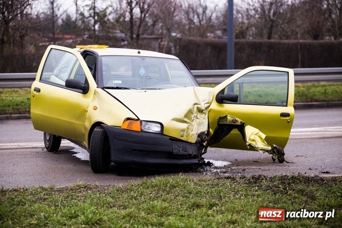 Zdjęcie w galerii na portalu naszraciborz.pl: Kolejne zderzenie pojazdów na ostrym zakręcie na Piaskowej wiadomości z regionu