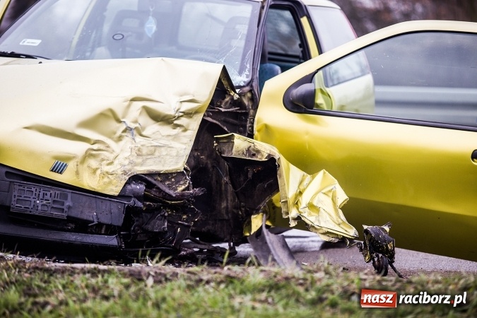 Zdjęcie w galerii na portalu naszraciborz.pl: Kolejne zderzenie pojazdów na ostrym zakręcie na Piaskowej wiadomości z regionu