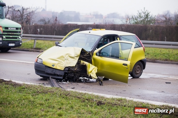 Zdjęcie w galerii na portalu naszraciborz.pl: Kolejne zderzenie pojazdów na ostrym zakręcie na Piaskowej wiadomości z regionu