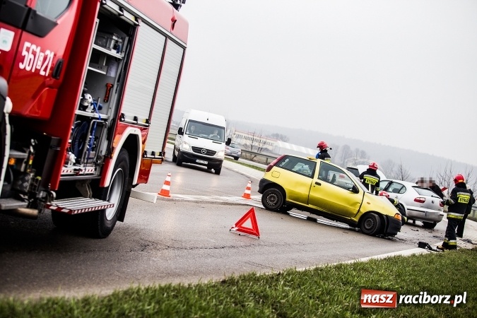 Zdjęcie w galerii na portalu naszraciborz.pl: Kolejne zderzenie pojazdów na ostrym zakręcie na Piaskowej wiadomości z regionu