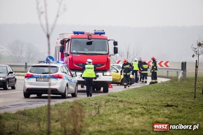 Zdjęcie w galerii na portalu naszraciborz.pl: Kolejne zderzenie pojazdów na ostrym zakręcie na Piaskowej wiadomości z regionu