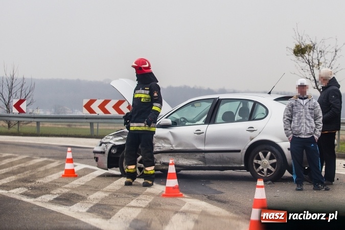 Zdjęcie w galerii na portalu naszraciborz.pl: Kolejne zderzenie pojazdów na ostrym zakręcie na Piaskowej wiadomości z regionu