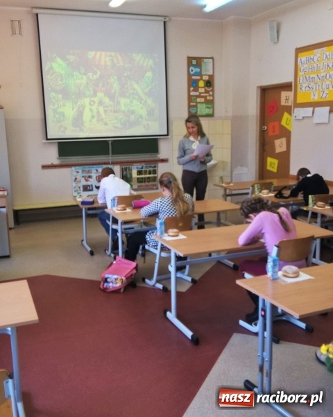Zdjęcie w galerii na portalu naszraciborz.pl: W Szkole Podstawowej nr 1 uczniowie raciborskich podstaw&oacute;wek walczyli o tytuł Mistrza Ortografii wiadomości z regionu