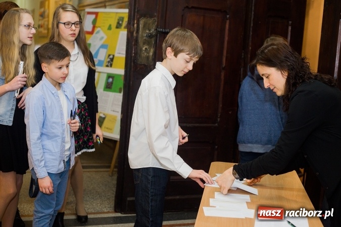 Zdjęcie w galerii na portalu naszraciborz.pl: Powiatowy konkurs Matematyka na 5 w Gimnazjum nr 5 wiadomości z regionu