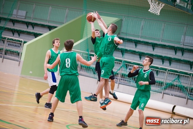 Zdjęcie w galerii na portalu naszraciborz.pl: Koszykarskie zmagania w Arenie Rafako - KASPROWICZ MISTRZEM! wiadomości z regionu