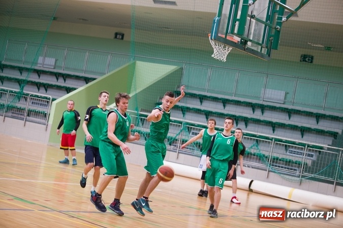 Zdjęcie w galerii na portalu naszraciborz.pl: Koszykarskie zmagania w Arenie Rafako - KASPROWICZ MISTRZEM! wiadomości z regionu