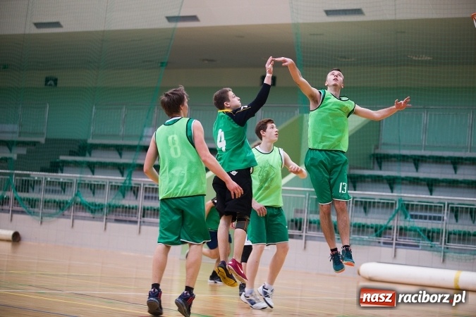 Zdjęcie w galerii na portalu naszraciborz.pl: Koszykarskie zmagania w Arenie Rafako - KASPROWICZ MISTRZEM! wiadomości z regionu