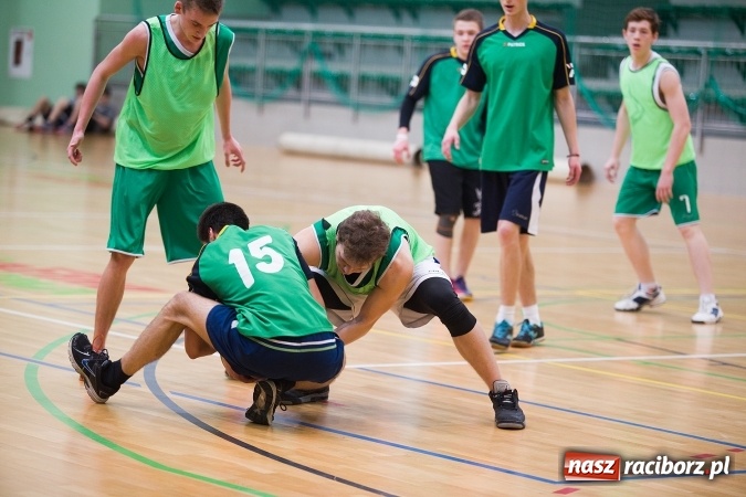 Zdjęcie w galerii na portalu naszraciborz.pl: Koszykarskie zmagania w Arenie Rafako - KASPROWICZ MISTRZEM! wiadomości z regionu