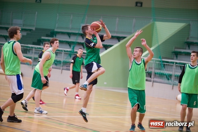 Zdjęcie w galerii na portalu naszraciborz.pl: Koszykarskie zmagania w Arenie Rafako - KASPROWICZ MISTRZEM! wiadomości z regionu