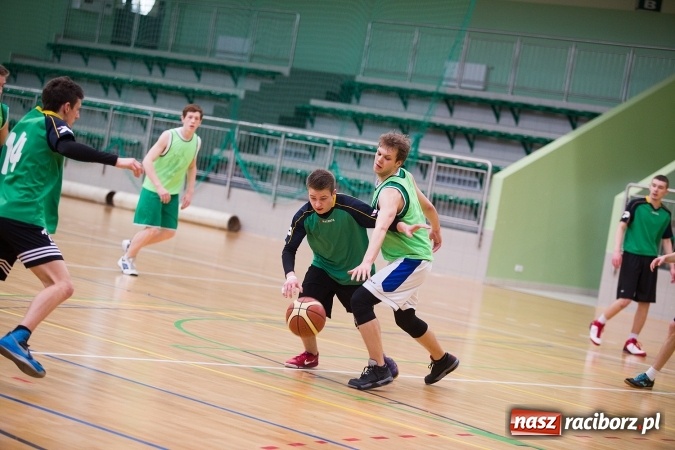 Zdjęcie w galerii na portalu naszraciborz.pl: Koszykarskie zmagania w Arenie Rafako - KASPROWICZ MISTRZEM! wiadomości z regionu