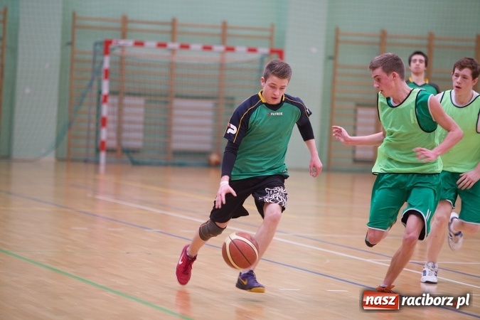 Zdjęcie w galerii na portalu naszraciborz.pl: Koszykarskie zmagania w Arenie Rafako - KASPROWICZ MISTRZEM! wiadomości z regionu