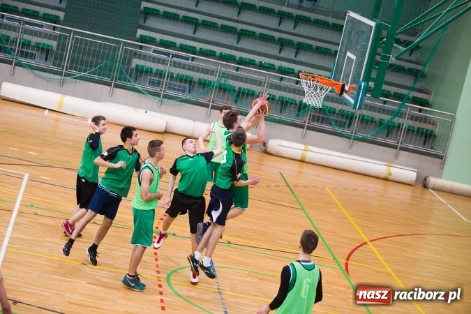 Zdjęcie w galerii na portalu naszraciborz.pl: Koszykarskie zmagania w Arenie Rafako - KASPROWICZ MISTRZEM! wiadomości z regionu