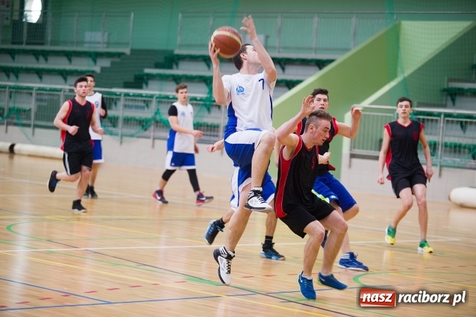 Zdjęcie w galerii na portalu naszraciborz.pl: Koszykarskie zmagania w Arenie Rafako - KASPROWICZ MISTRZEM! wiadomości z regionu