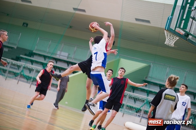 Zdjęcie w galerii na portalu naszraciborz.pl: Koszykarskie zmagania w Arenie Rafako - KASPROWICZ MISTRZEM! wiadomości z regionu