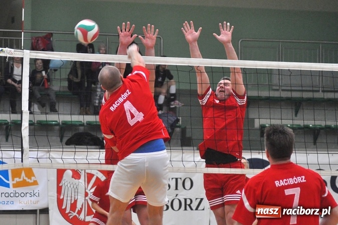 Zdjęcie w galerii na portalu naszraciborz.pl: Trwa VI Turniej Siatkarski Zakładów Pracy i Służb Mundurowych wiadomości z regionu