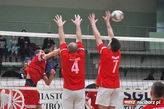 Zdjęcie w galerii na portalu naszraciborz.pl: Trwa VI Turniej Siatkarski Zakładów Pracy i Służb Mundurowych wiadomości z regionu