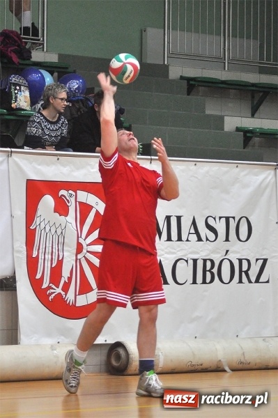 Zdjęcie w galerii na portalu naszraciborz.pl: Trwa VI Turniej Siatkarski Zakładów Pracy i Służb Mundurowych wiadomości z regionu
