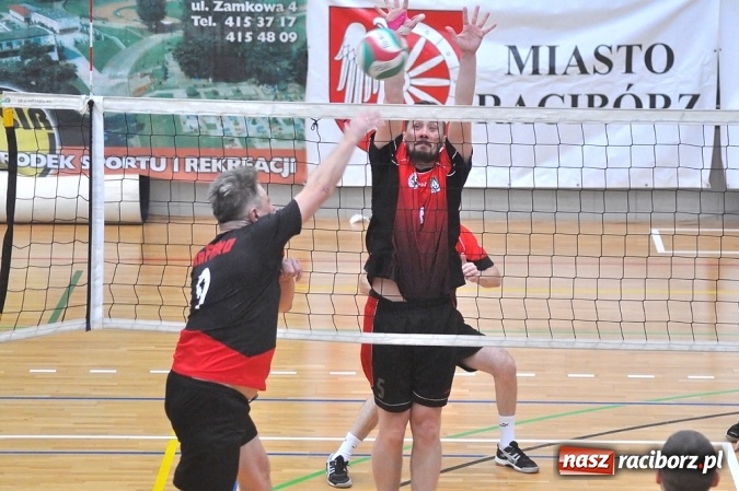 Zdjęcie w galerii na portalu naszraciborz.pl: Trwa VI Turniej Siatkarski Zakładów Pracy i Służb Mundurowych wiadomości z regionu