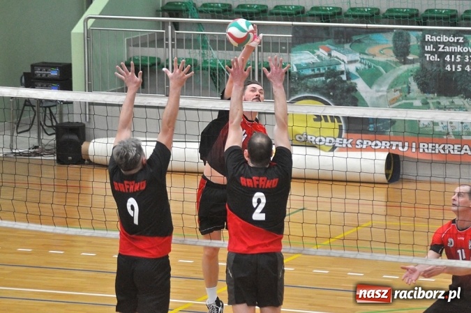 Zdjęcie w galerii na portalu naszraciborz.pl: Trwa VI Turniej Siatkarski Zakładów Pracy i Służb Mundurowych wiadomości z regionu