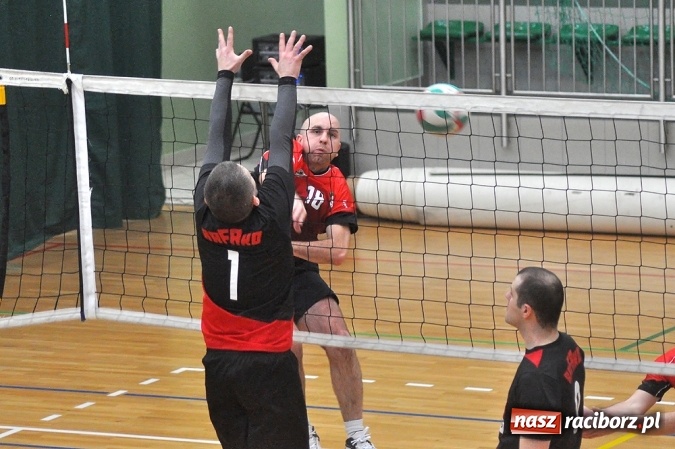 Zdjęcie w galerii na portalu naszraciborz.pl: Trwa VI Turniej Siatkarski Zakładów Pracy i Służb Mundurowych wiadomości z regionu