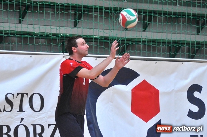 Zdjęcie w galerii na portalu naszraciborz.pl: Trwa VI Turniej Siatkarski Zakładów Pracy i Służb Mundurowych wiadomości z regionu