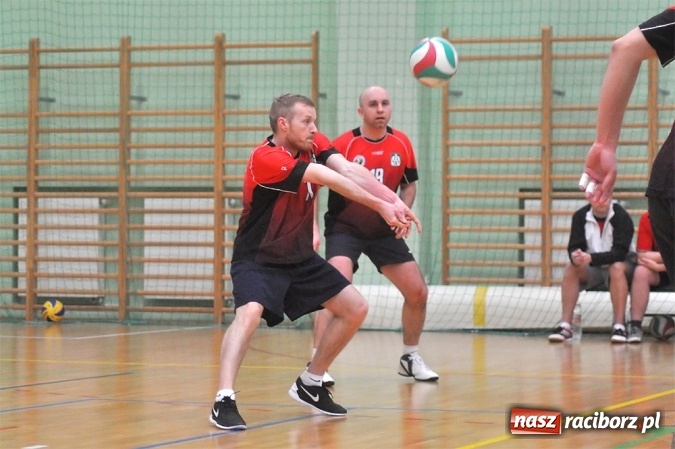 Zdjęcie w galerii na portalu naszraciborz.pl: Trwa VI Turniej Siatkarski Zakładów Pracy i Służb Mundurowych wiadomości z regionu