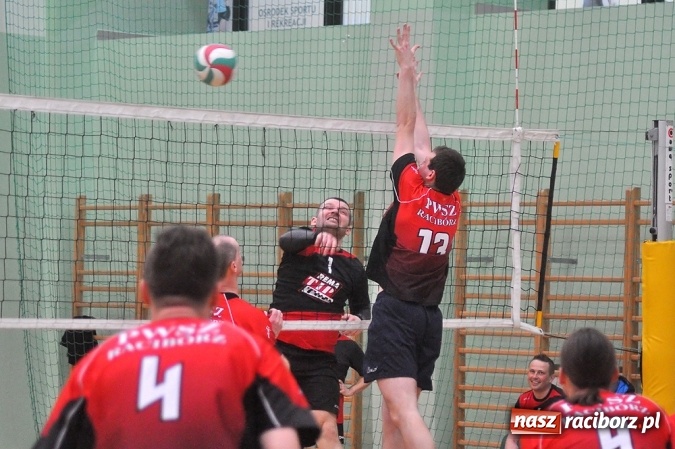 Zdjęcie w galerii na portalu naszraciborz.pl: Trwa VI Turniej Siatkarski Zakładów Pracy i Służb Mundurowych wiadomości z regionu