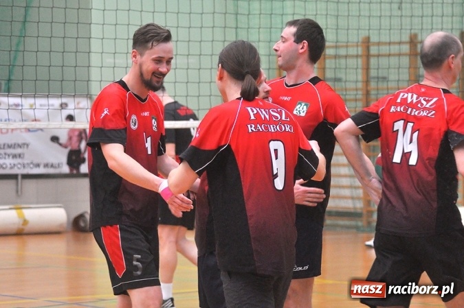 Zdjęcie w galerii na portalu naszraciborz.pl: Trwa VI Turniej Siatkarski Zakładów Pracy i Służb Mundurowych wiadomości z regionu