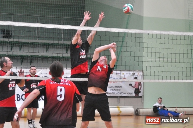 Zdjęcie w galerii na portalu naszraciborz.pl: Trwa VI Turniej Siatkarski Zakładów Pracy i Służb Mundurowych wiadomości z regionu