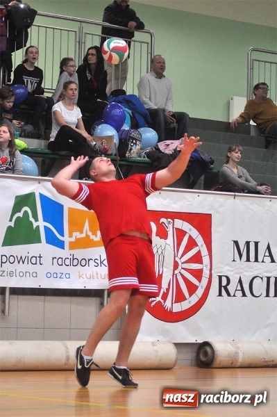 Zdjęcie w galerii na portalu naszraciborz.pl: Trwa VI Turniej Siatkarski Zakładów Pracy i Służb Mundurowych wiadomości z regionu