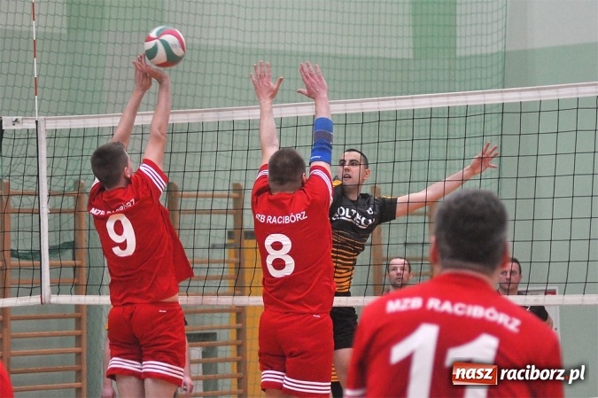 Zdjęcie w galerii na portalu naszraciborz.pl: Trwa VI Turniej Siatkarski Zakładów Pracy i Służb Mundurowych wiadomości z regionu