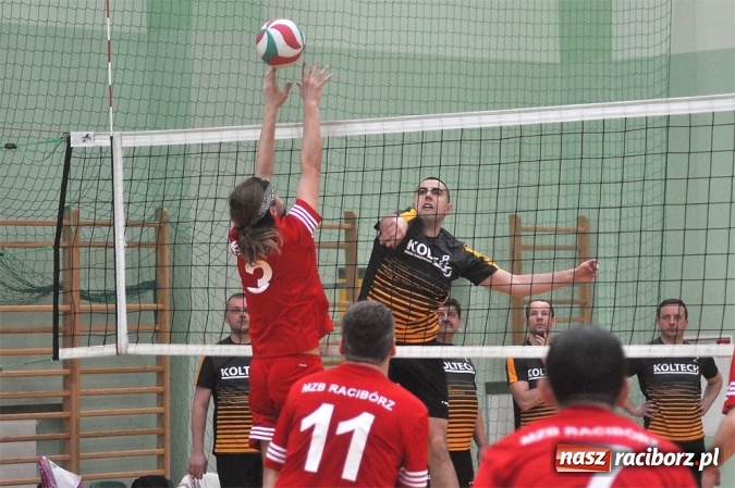 Zdjęcie w galerii na portalu naszraciborz.pl: Trwa VI Turniej Siatkarski Zakładów Pracy i Służb Mundurowych wiadomości z regionu