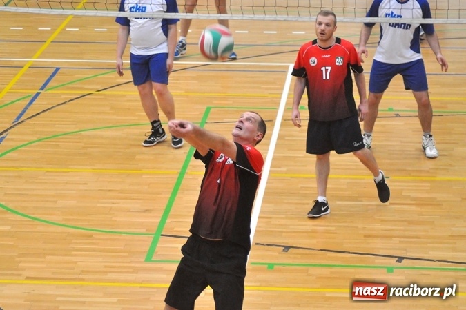 Zdjęcie w galerii na portalu naszraciborz.pl: Trwa VI Turniej Siatkarski Zakładów Pracy i Służb Mundurowych wiadomości z regionu
