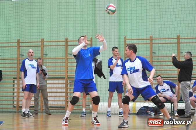 Zdjęcie w galerii na portalu naszraciborz.pl: Trwa VI Turniej Siatkarski Zakładów Pracy i Służb Mundurowych wiadomości z regionu