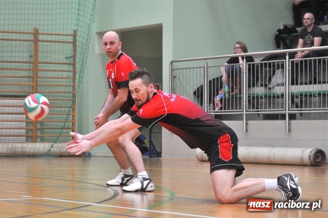 Zdjęcie w galerii na portalu naszraciborz.pl: Trwa VI Turniej Siatkarski Zakładów Pracy i Służb Mundurowych wiadomości z regionu
