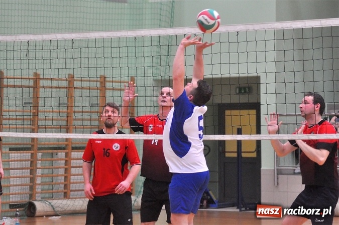 Zdjęcie w galerii na portalu naszraciborz.pl: Trwa VI Turniej Siatkarski Zakładów Pracy i Służb Mundurowych wiadomości z regionu