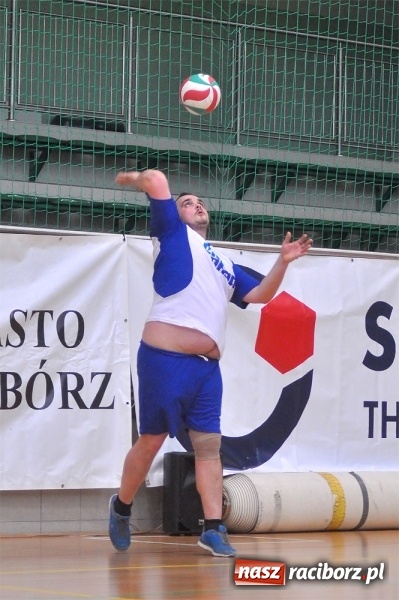 Zdjęcie w galerii na portalu naszraciborz.pl: Trwa VI Turniej Siatkarski Zakładów Pracy i Służb Mundurowych wiadomości z regionu
