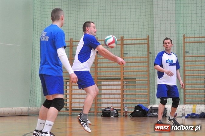 Zdjęcie w galerii na portalu naszraciborz.pl: Trwa VI Turniej Siatkarski Zakładów Pracy i Służb Mundurowych wiadomości z regionu