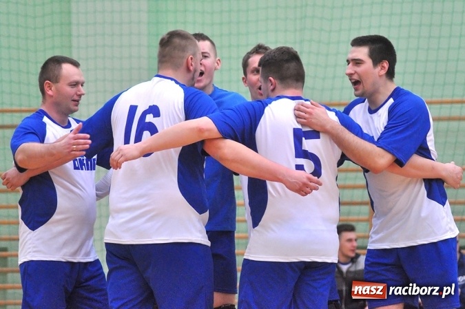 Zdjęcie w galerii na portalu naszraciborz.pl: Trwa VI Turniej Siatkarski Zakładów Pracy i Służb Mundurowych wiadomości z regionu